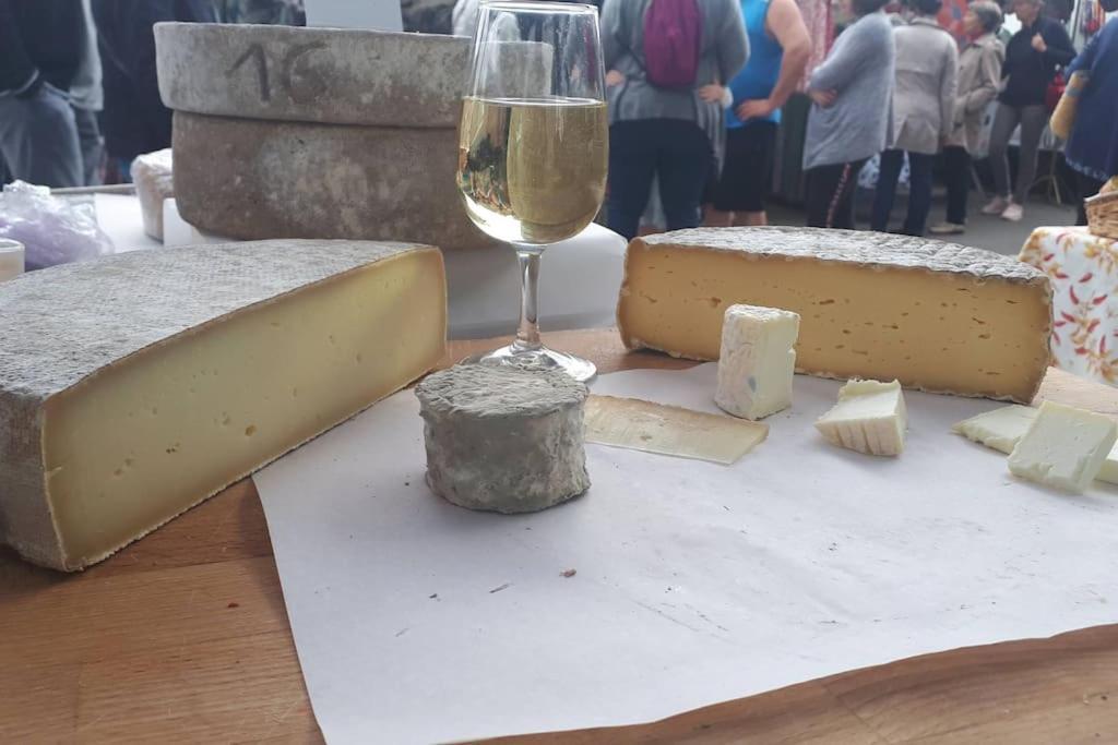 Gite A La Ferme, Avec Animaux, Fromages Et Nature Neuville-les-Decize ภายนอก รูปภาพ